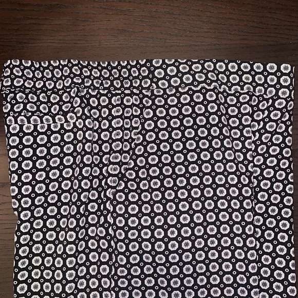 Patterned pants with an elastic waste and no hardware - Picture 3 of 4